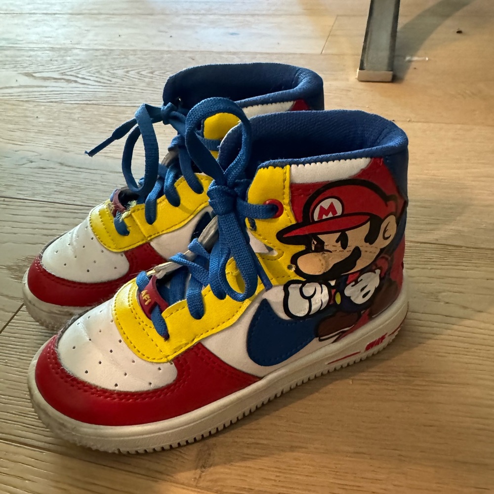 Mario Nikes